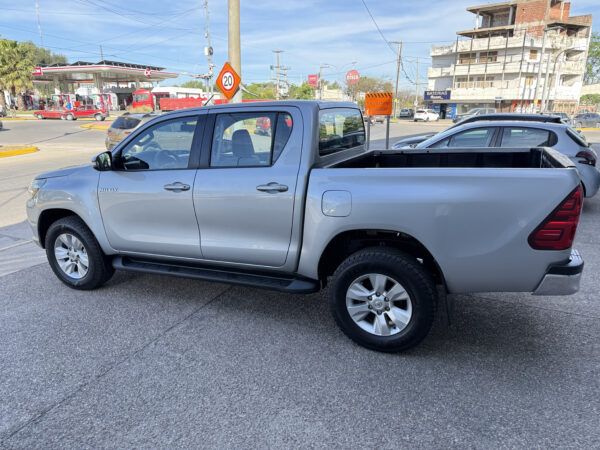TOYOTA HILUX 4X2 - Imagen 8